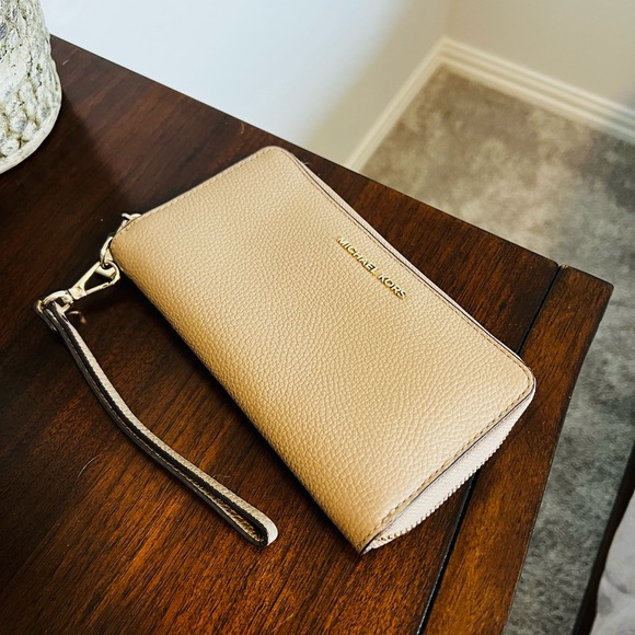 Michael Kors Handbags - Michael Kors Wallet